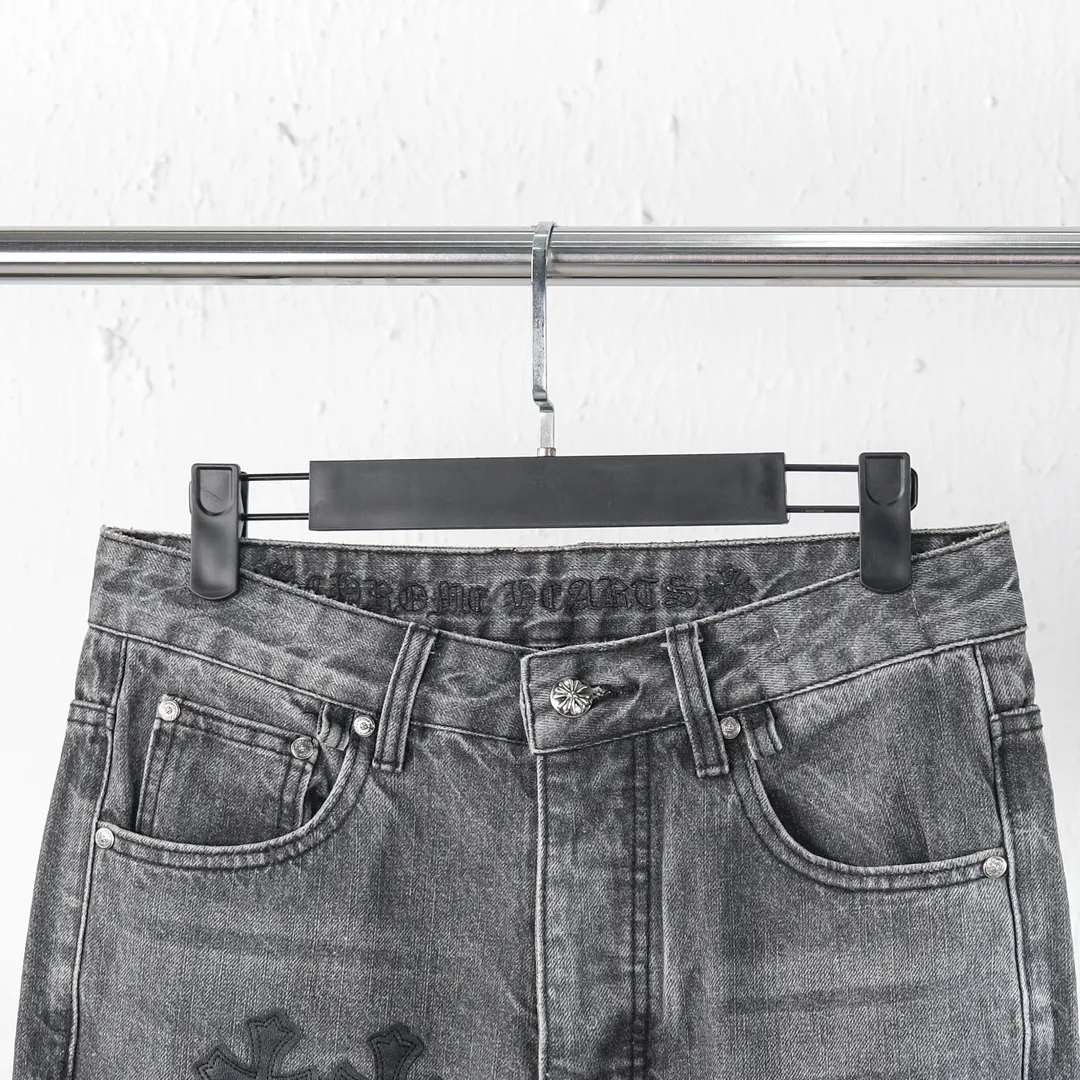 P310 (top version) Chrome hearts new city-limited flame gray jeans Chrome hearts city-limited jeans Hardware customization Original development vintage levis American-made 501 black and gray base version Levi's American-made 501 base version Imported sheepskin 925 silver remake [Top heavy industry fashion design] Consistently high-street luxury style. Speaking of this style, the Zangyin family and GU family are definitely the leading representative brands. Especially the Zangyin family has really achieved a state-of-the-art effect in creating high-street style. The unique washed material is used to create this style. The color system is already quite eye-catching. After it is decorated with patchwork cross flowers, it cleverly highlights the charm of the brand. Secondly, this style uses classic The high-waist cutting design highlights the long legs and fashionable temperament of the upper body. The brand is highly recognizable and the slim fit configuration is more suitable for daily wear. It is a product that interprets personality, fashion, and specifications at a glance. This single product is enough to make any fan excited. It can be a white T-shirt for a youthful college style, or a tight suspender for a royal style. It has strong matching ability and can be easily controlled by men.  [Materials and craftsmanship] Needless to say, this point goes without saying. As an excellent craftsman brand, Zangyin’s requirements for details and craftsmanship are really perfect. The washed color of this model has gone through so many processes, not to mention the embellishment of denim appliques. It is also purely hand-made and sewn. Just like what they believe in, only hand-made things have soul and have the meaning of wear. A top-notch heavy-duty fashionable denim item, I look forward to your perfect interpretation! !  Color: washed gray Size: S M L XL